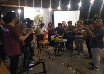 Pemotongan tumpeng yang dilakukan langsung oleh Direktur Eksekutif Walhi Sumsel, M Hairul Sobri sebagai peringatan Ultah Walhi ke 40 tahun. Foto: Alwi Alim