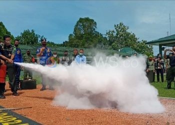 Keluarga Besar TNI dari FKPPI dan Hipakad saat menerima pelatihan pendaman kebakran di Makodim 0402/OKI, Selasa (27/10). (fornews.co / rif)