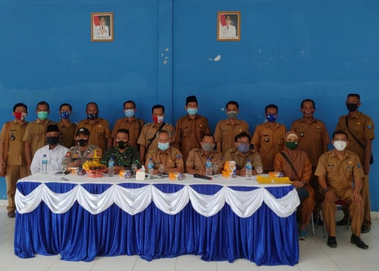 Foto bersama para kades dan Forkopimcam Teluk Gelam usai rakor, Selasa (27/10). (IST)