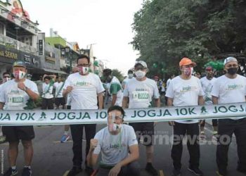 WAKIL Wali Kota Yogyakarta, Heroe Poerwadi, foto bersama peserta dan panitia menjelang pelepasan pelari Jogja 10K di Malioboro. (foto fornews.co)