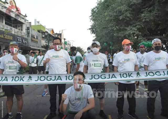WAKIL Wali Kota Yogyakarta, Heroe Poerwadi, foto bersama peserta dan panitia menjelang pelepasan pelari Jogja 10K di Malioboro. (foto fornews.co)