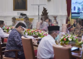 Presiden Joko Widodo pada Rapat Terbatas mengenai Antisipasi Penyebaran COVID-19 Saat Libur Panjang Akhir Oktober Tahun 2020, Senin (19/10), di Istana Merdeka, Jakarta. (fornews.co/foto: Humas/Agung)