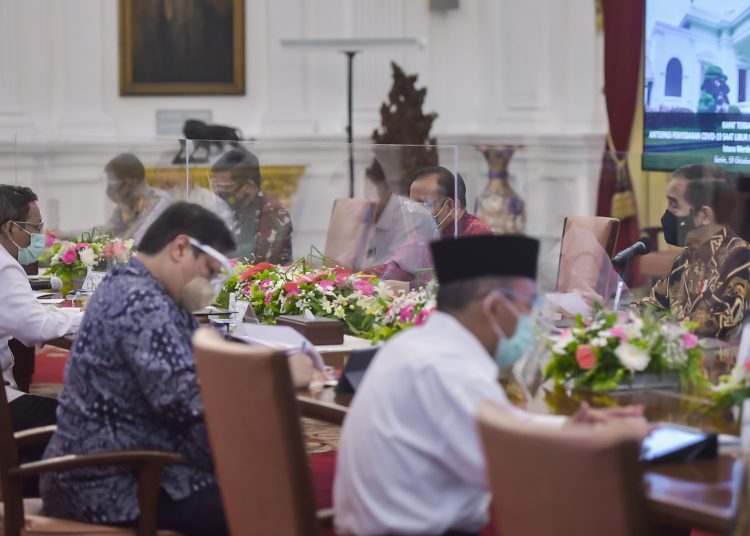 Presiden Joko Widodo pada Rapat Terbatas  mengenai Antisipasi Penyebaran COVID-19 Saat Libur Panjang Akhir Oktober Tahun 2020, Senin (19/10), di Istana Merdeka, Jakarta. (fornews.co/foto: Humas/Agung)