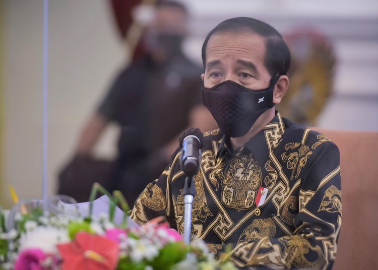 Presiden Jokowi pada Rapat Terbatas mengenai antisipasi penyebaran COVID-19 saat libur panjang akhir Oktober tahun 2020, Senin (19/10), di Istana Merdeka, Jakarta. (fornews.co/foto: Humas/Agung)