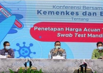Perwakilan Kementerian Kesehatan dan BPKP pada konferensi pers penetapan harga acuan tertinggi swab test mandiri di Jakarta, Jumat (02/10). (fornews.co/humas bpkp/idya)