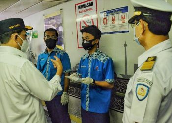 Menhub Budi Karya Sumadi saat berbincang langsung dengan awak kapal KM Kelud di Pelabuhan Tanjung Priok, Jumat (30/10). (fornews.co/ist/BKIP Kemenhub)