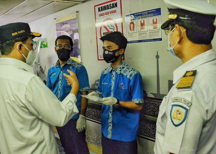Menhub Budi Karya Sumadi saat berbincang langsung dengan awak kapal KM Kelud di Pelabuhan Tanjung Priok, Jumat (30/10). (fornews.co/ist/BKIP Kemenhub)