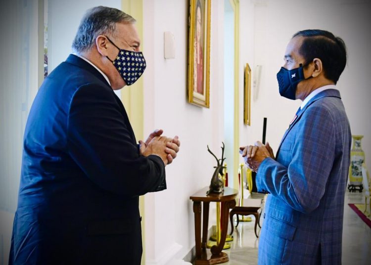 Presiden Joko Widodo berbincang dengan Menlu AS Mike Pompeo, di Istana Kepresidenan Bogor, Jawa Barat, Kamis (29/10). (fornews.co/bpmi setpres/muchlis jr)