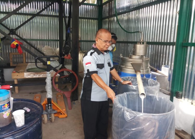 Potret bagian dari pabrik aspal karet yang dipusatkan di Gedung Work Shop Dinas PU PR Muba. (fornews.co/humas pemkab muba)