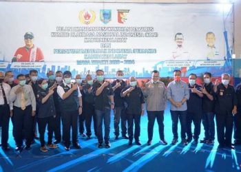 Gubernur Sumsel Herman Deru dan Ketua Umum KONI Sumsel Hendri Zainuddin usai melantik dan mengukuhkan pengurus KONI Lahat dan Pengcab Perbakin Lahat di GOR Bukit Telunjuk, Lahat, Rabu (21/10). (fornews.co/humas provinsi sumsel)