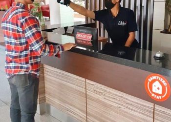Resepsionis OYO melakukan pemeriksaan suhu tubuh konsumen sebagai bagian dari Protokol Kesehatan Sanitized Stay. (fornews.co/ist)
