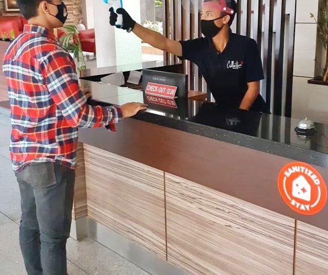 Resepsionis OYO melakukan pemeriksaan suhu tubuh konsumen sebagai bagian dari Protokol Kesehatan Sanitized Stay. (fornews.co/ist)
