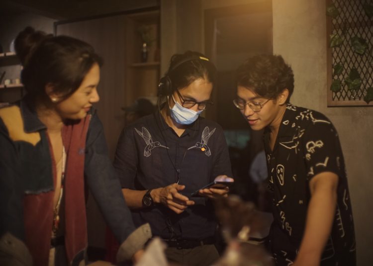 Sutradara Film Story of Kale, Angga Dwimas Sasongko (tengah) bersama dua pemain utama saat berada di lokasi. (fornews.co/ist)