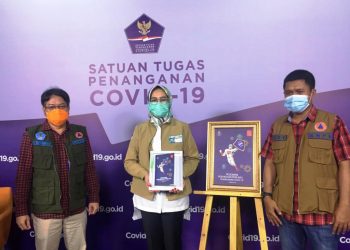 Wali Kota Tangerang Selatan Airin Rachmi Diany menerima buku “Pedoman Perubahan Perilaku Penanganan Covid-19” yang diterbitkan oleh Satgas Penanganan Covid-19, Jumat (16/10). (fornews.co/stpc19)