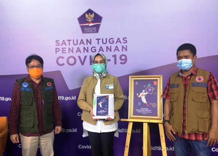 Wali Kota Tangerang Selatan Airin Rachmi Diany menerima buku “Pedoman Perubahan Perilaku Penanganan Covid-19” yang diterbitkan oleh Satgas Penanganan Covid-19, Jumat (16/10). (fornews.co/stpc19)