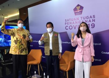Motivator Tung Desem Waringin dan Juru Bicara Satgas Penanganan Covid-19 Prof. Wiku Adisasmito dalam talkshow “Liburan Aman Nyaman Tanpa Kerumunan” di Media Center Satgas Penanganan Covid-19 Graha BNPB Jakarta, Selasa (27/10). (fornews.co/stpc19)