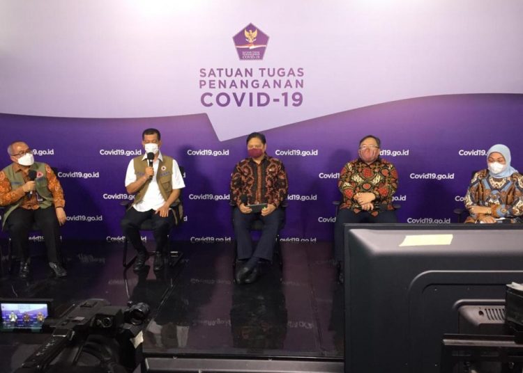 Suasana talkshow "Update KPCPEN: Prinsip Keamanan Vaksin Covid-19" di Media Center Satgas Penanganan COVID-19 Graha BNPB Jakarta pada Selasa (27/10). (fornews.co/stpc19)