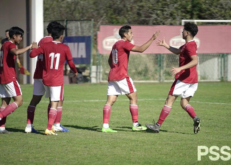 Para pemain Timnas Indonesia U19 melakukan selebrasi gol yang dicetak Jack Brown ke gawang Hajduk Split U19 saat kedua tim bertemu dalam uji coba, Selasa (20/10). (fornews.co/pssi)