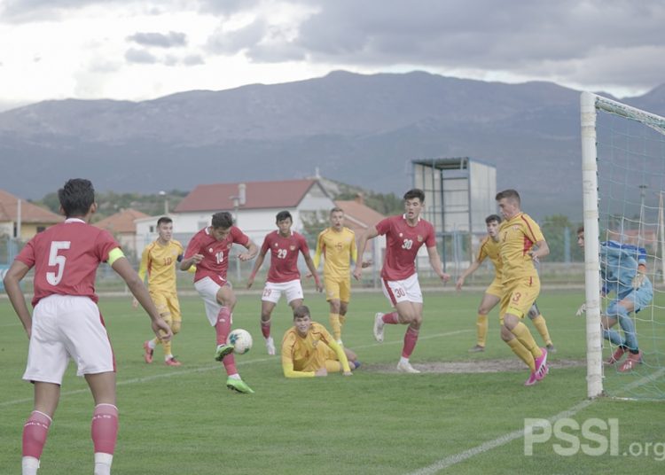 Striker Timnas Indonesia U19 Jack Brown sesaat sebelum mencetak gol ke gawang Makedonia Utara pada laga uji coba, Minggu (11/10). (fornews.co/pssi)