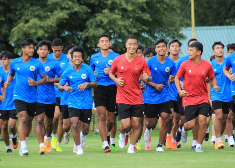 Timnas Indonesia U19 melakukan pemanasan sebelum latihan pada pemusatan latihan di Kota Split, Kroasia. (fornews.co/pssi)