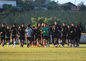 Pemain Timnas Indonesia U19 melakukan pemanasan sebelum latihan di Kota Split, Kroasia, belum lama ini. (fornews.co/pssi)