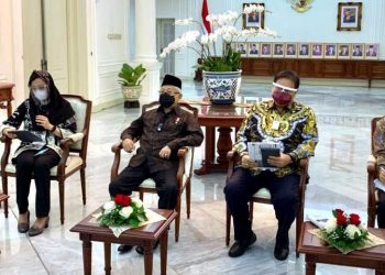 Wakil Presiden Ma’ruf Amin didampingi sejumlah menteri memberikan keterangan pers usai Webinar Strategis Nasional bertajuk “Indonesia Menuju Pusat Produsen Halal Dunia”, Sabtu (24/10). (fornews.co/kip-setwapres)