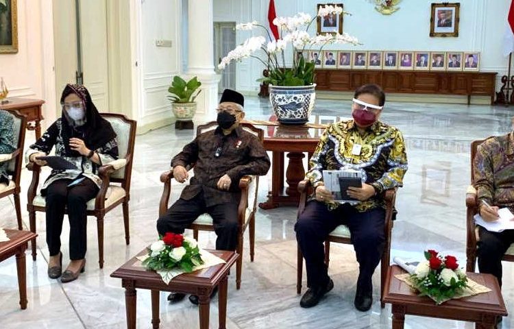 Wakil Presiden Ma’ruf Amin didampingi sejumlah menteri memberikan keterangan pers usai Webinar Strategis Nasional bertajuk “Indonesia Menuju Pusat Produsen Halal Dunia”, Sabtu (24/10). (fornews.co/kip-setwapres)