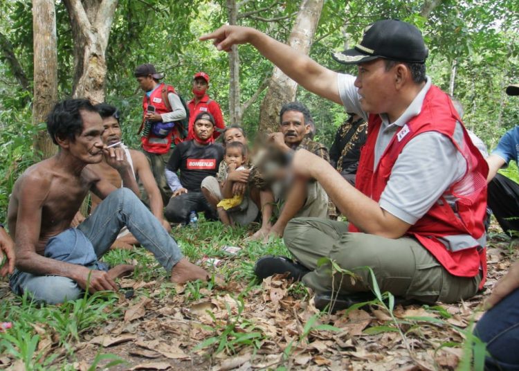 Wakil Bupati Muba, Beni Hernedi, saat berdialog dengan Suku Anak Dalam di Dusun V Desa Muara Medak, Kecamatan Bayung Lencir, Muba, beberapa waktu lalu. (fornews.co/humas pemkab muba)