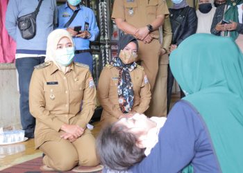 Wawako Palembang Fitrianti Agustinda saat menjenguk warga yang sakit meningitis di Kelurahan SU II, Senin (26/10). (fornews.co/ist)