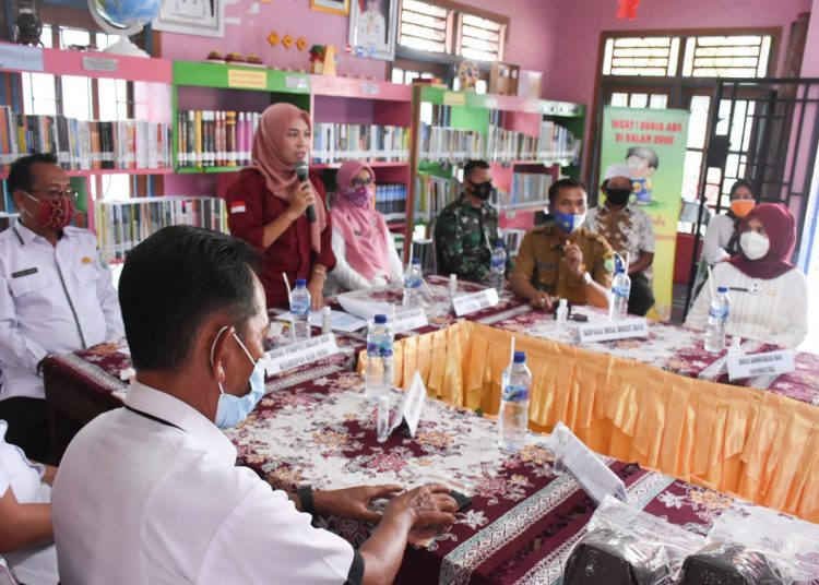 Pengelola Perpustakaan Desa Bukit Jaya Santi Astuti saat memaparkan kondisi perpustakaan kepada dewan juri Lomba Perpustakaan Desa/Kelurahan Terbaik Tingkat Nasional melalui video conference, Rabu (30/09). (fornews.co/humas pemkab muba)