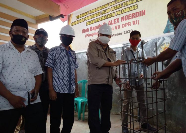 Wakil Ketua Komisi VII DPR RI Alex Noerdin secara simbolis menyerahkan ungker besi pembangunan tiang penerangan jalan umum tenaga surya di Lorong Lebak Mulyo, Kelurahan 20 Ilir, Kecamatan Kemuning, Kota Palembang, Sabtu (03/10). (fornews.co/ist)