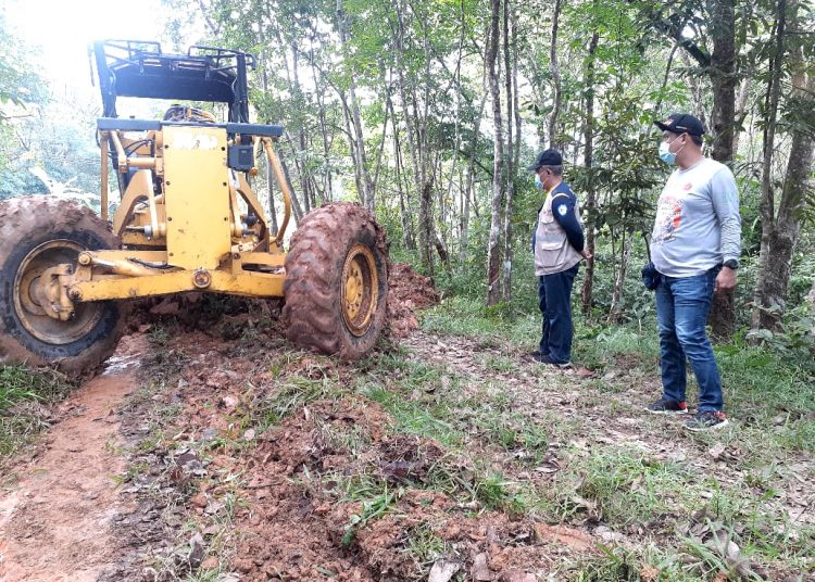 Alat berat tengah membuka dan membersihkan lahan yang akan dijadikan jalur alternatif selama perbaikan jalan nasional di Desa Bailangu Timur, Kabupaten Muba, Minggu (04/10). (fornews.co/humas pemkab muba)