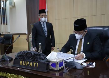 Bupati Muba Dodi Reza Alex menandatangani KUA-PPAS RAPBD 2021 yang telah disepakati bersama dengan DPRD Muba, Senin (05/10). (fornews.co/humas pemkab muba)