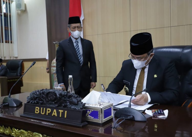 Bupati Muba Dodi Reza Alex menandatangani KUA-PPAS RAPBD 2021 yang telah disepakati bersama dengan DPRD Muba, Senin (05/10). (fornews.co/humas pemkab muba)