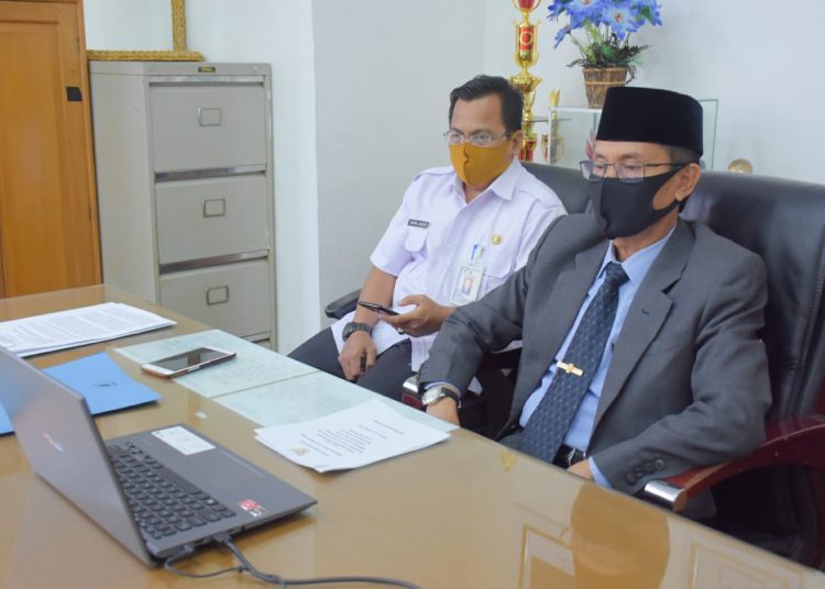 Asisten Bidang Administrasi Umum Setda Muba M Yusuf Amilin saat mengikuti rapat persiapan Pengawasan Kearsipan/Audit Sistem Kearsipan Internal (ASKI) di lingkungan Pemkab Muba, yang digelar melalui video conference, Senin (05/10). (fornews.co/humas pemkab muba)