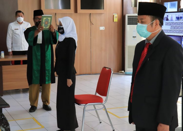 Perwakilan dari 15 ASN Pemkab Muba yang dilantik sebagai pejabat fungsional mengucapkan sumpah jabatan, Selasa (06/10). (fornews.co/humas pemkab muba)