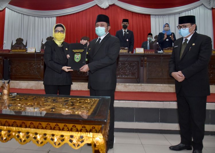 Gubernur Sumsel Herman Deru dan Ketua DPRD Sumsel RA Anita Noeringhati usai menandatangani berita acara pengesahan Raperda Perubahan APBD Sumsel tahun anggaran 2020 di ruang rapat paripurna DPRD Sumsel, Rabu (07/10). (fornews.co/humas provinsi sumsel)