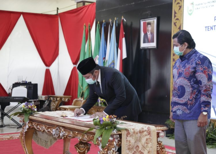 Gubernur Sumsel Herman Deru menandatangani surat tugas Plt Bupati PALI disaksikan Wakil Bupati PALI Ferdian Andreas Lacony yang diangkat sebagai Plt Bupati PALI, di Griya Agung Palembang, Rabu (07/10). (fornews.co/humas provinsi sumsel)