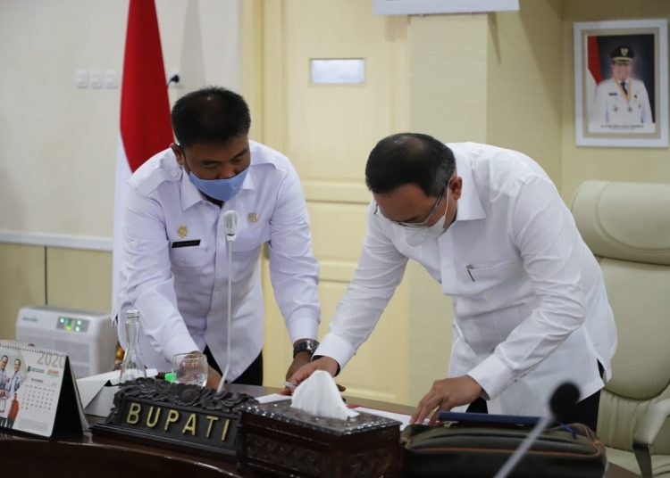 Bupati Muba Dodi Reza Alex menandatangani Berita Acara Hasil Kesepakatan Musrenbang RPJMD Kabupaten Muba tahun 2017-2022, Rabu (07/10). (fornews.co/humas pemkab muba)