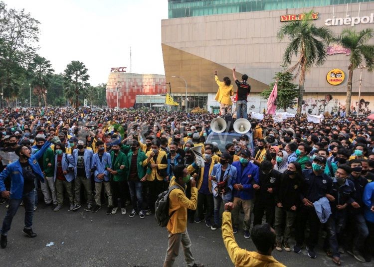 Ribuan massa berada di depan pintu masuk DPRD Sumsel. (matakamera/fornews.co/mushaful imam)
