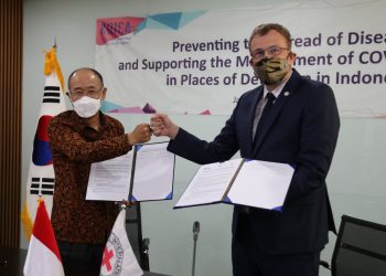 Direktur KOICA untuk Indonesia, Hoejin Jeong dan Kepala Delegasi Regional ICRC untuk Indonesia dan Timor Leste, Alexandre Faite, usai menandatangani MoU pendanaan sebesar USD200.000 untuk membantu pengendalian Covid-19 di Lapas/Rutan yang ada di Indonesia, Rabu (07/10). (fornews.co/ist)