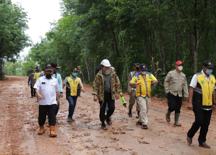 Bupati Muba Dodi Reza Alex saat meninjau jalan alternatif di Desa Bailangu, Kamis (08/10). (fornews.co/humas pemkab muba)