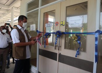 Ketua Satgas Penanganan Covid-19 Doni Monardo menggunting pita menandai peresmian RSUD Biak Numfor, Kamis (08/10). (fornews.co/stpc19)