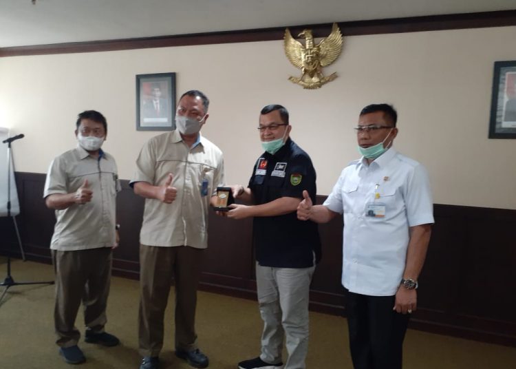 Ketua Umum KONI Sumsel Hendri Zainuddin menerima plakat dari Sekretaris PT Pusri RA Rahim, Kamis (08/10). (fornews.co/humas koni sumsel)
