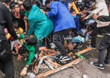 Mahasiswa terinjak dan tertimpa pagar yang roboh akibat massa yang berhamburan keluar setelah polisi menyemprotkan air dari water cannon dan gas air mata untuk membubarkan massa unjuk rasa menuntut pembatalan UU Cipta Kerja di gedung DPRD Sumsel, Kamis (08/10).(matakamera/fornews.co/mushaful imam)