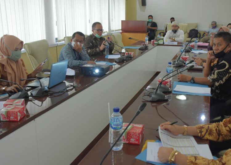 Suasana rapat seleksi dan penetapan pemenang Lomba Keluarga Samawa, Bahagia Sejahtera Tingkat Kabupaten Muba Tahun 2020, di Ruang Rapat Randik Sekretariat Daerah Muba, Jumat (09/10). (fornews.co/humas pemkab muba)