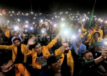 Massa aksi dengan menghidupkan lampu handphone menyanyikan lagu Mars Mahasiswa. (matakamera/fornews.co/mushaful imam)
