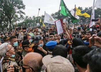 Pengunjuk rasa Tolak UU Cipta Kerja  berkerumun saat ditemui Wakil Gubernur Sumsel Mawardi Yahya di halaman kantor Gubernur Sumsel, Jumat (09/10/2020).(matakamera/fornews.co/mushaful imam)