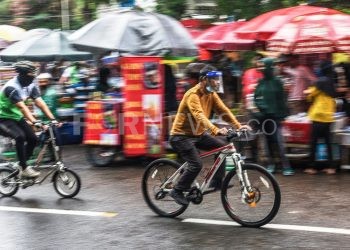 Pesepeda melintas di seputaran Kambang Iwak Palembang. (matakamera/fornews.co/mushaful imam)