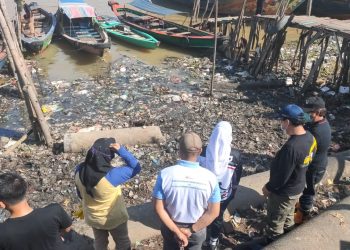 Wakil Wali Kota Palembang Fitrianti Agustinda memantau tumpukan sampah di bantaran Sungai Musi 10 Ulu, Jumat (02/10) lalu. (fornews.co/ist)